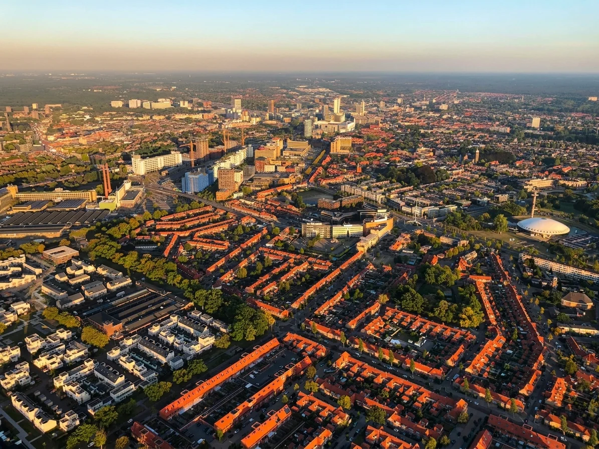 Eindhoven centrum met Evoluon vanuit de luchtballon