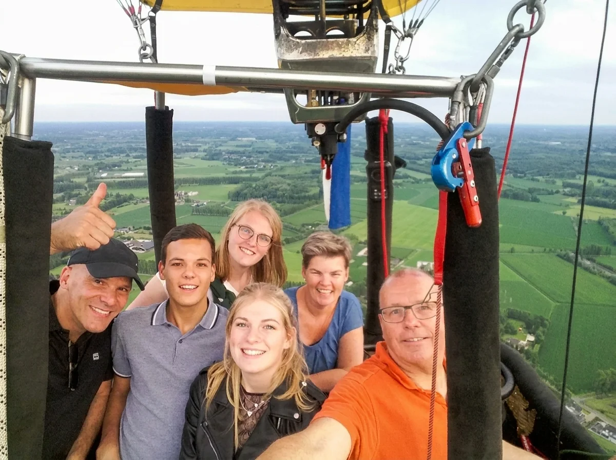 Familie maakt een selfie in de ballonmand boven Brabant
