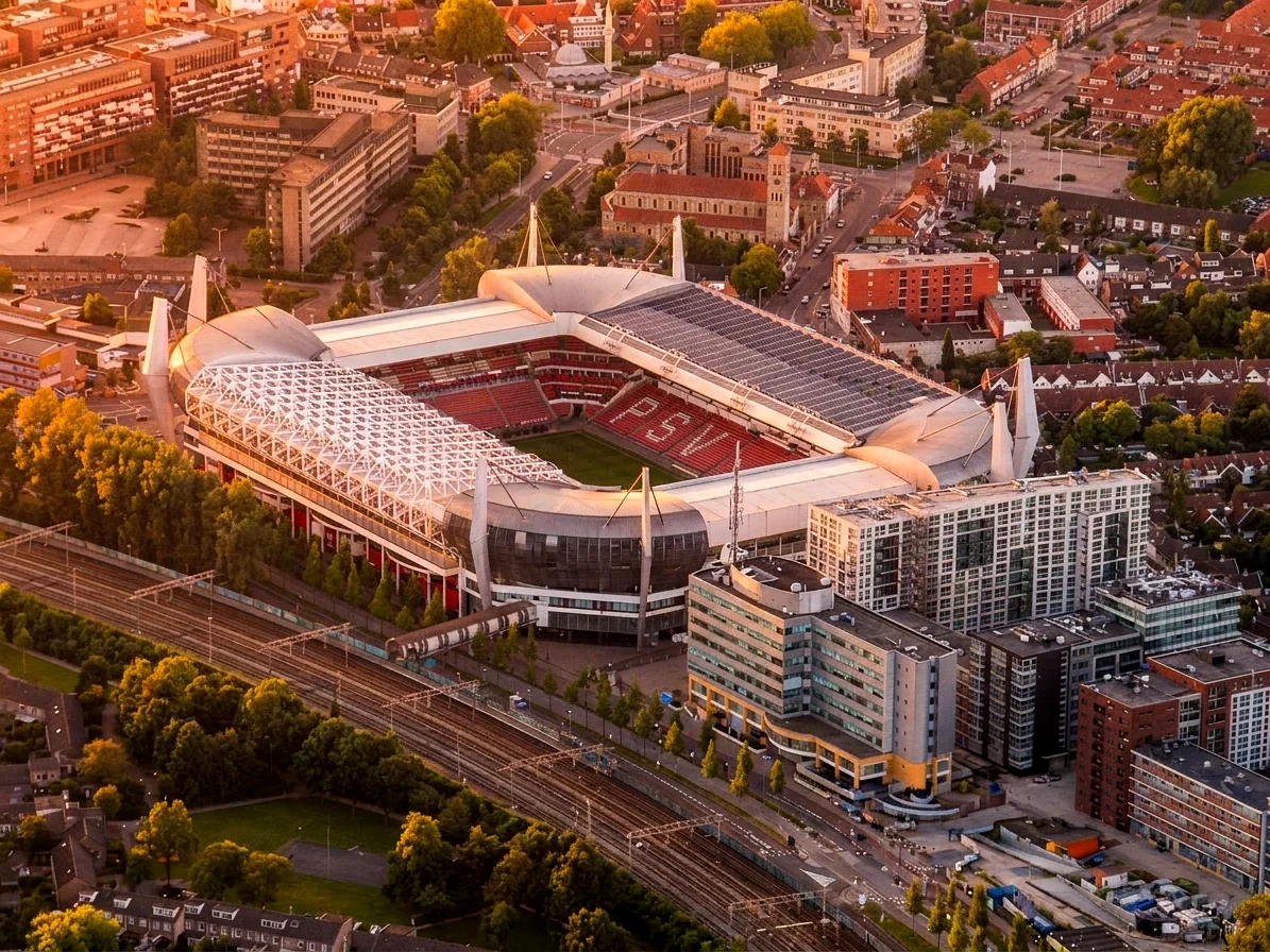 Oirschot met de Sint-Petrus' Bandenbasiliek en grote dorpsmarkt