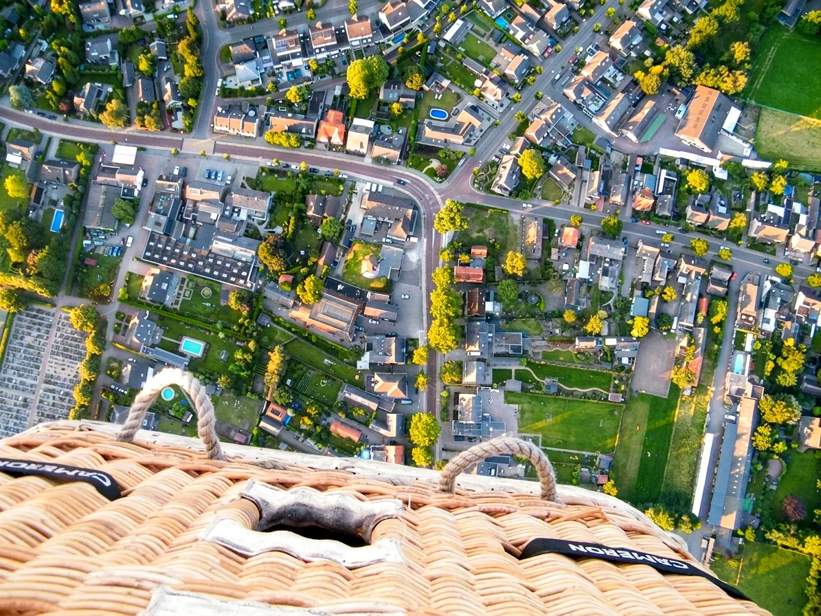 Veldhoven met dorpskerk en Eindhoven op de horizon